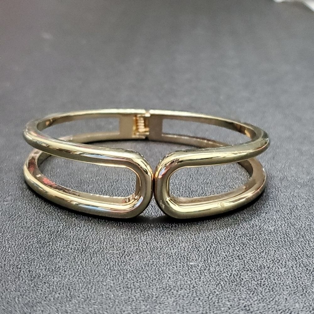 Gold tone hinged bracelet 6.5"